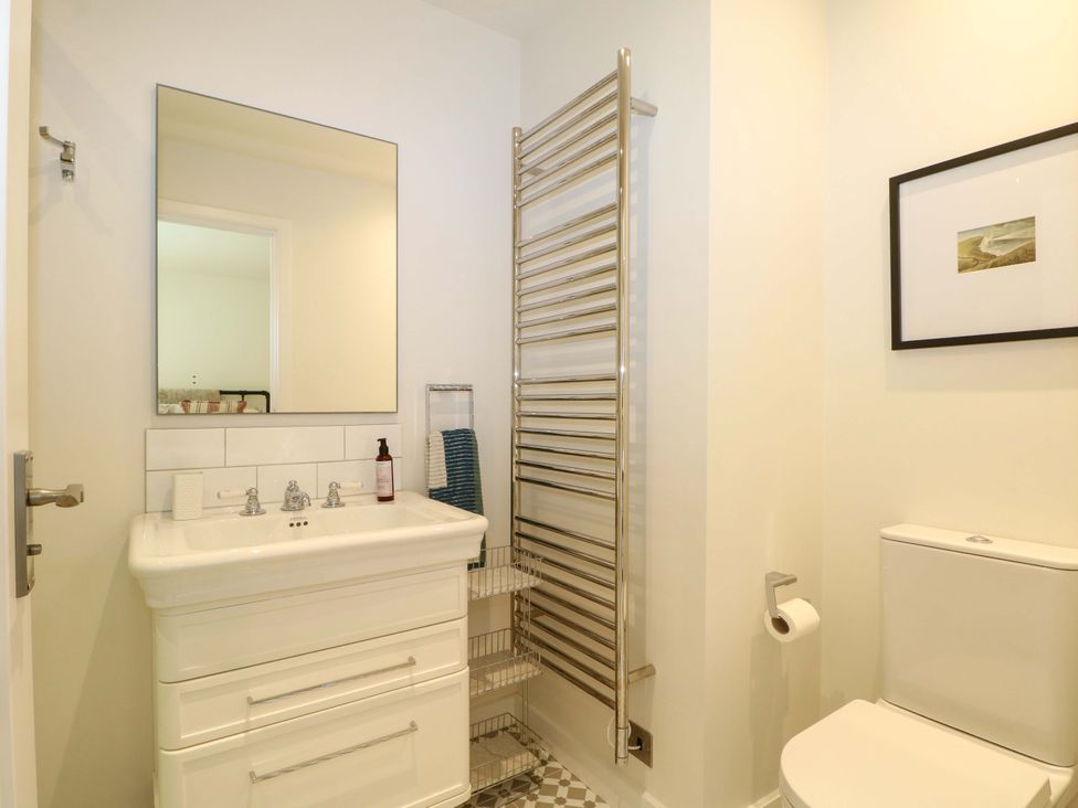 A bathroom with a wash basin and toilet at Lakeside Lodge near Burwash