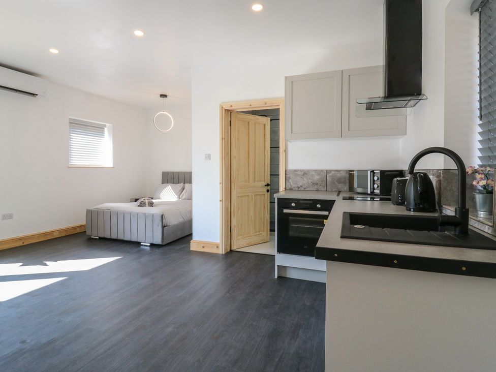 A studio with a bed and kitchen area at Annex studio 2 Northampton