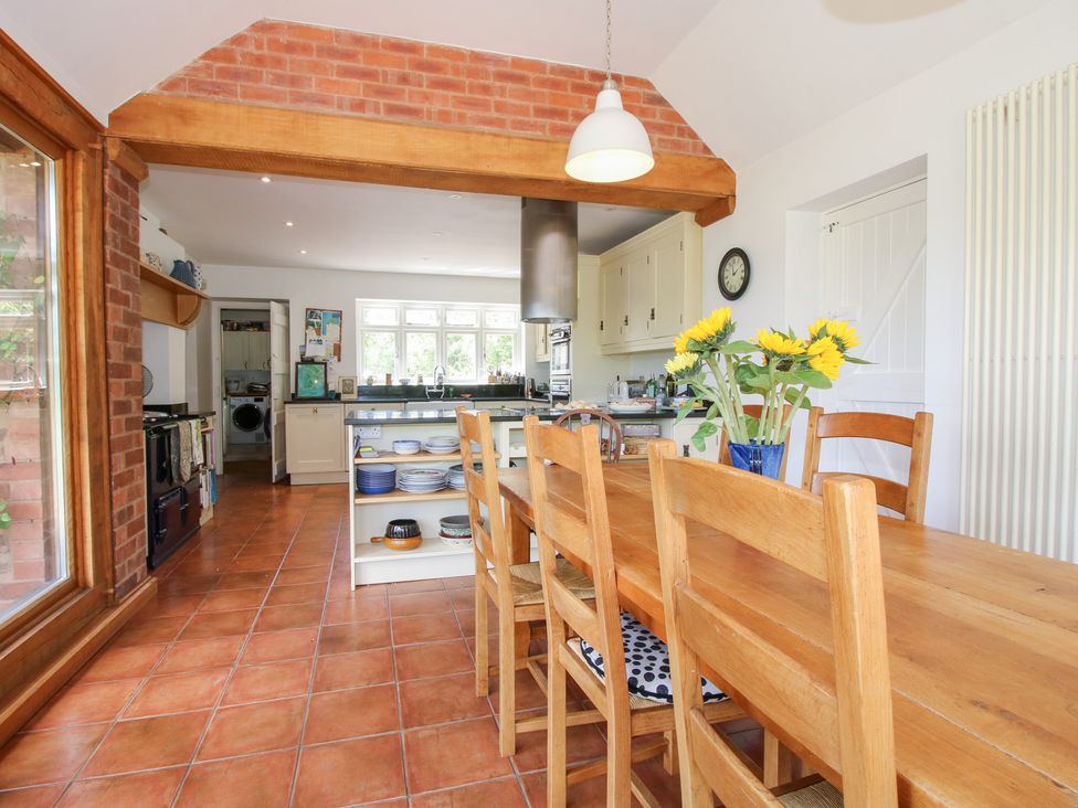 A kitchen with a dining area featuring a table and chairs at Uplands House in Ledbury