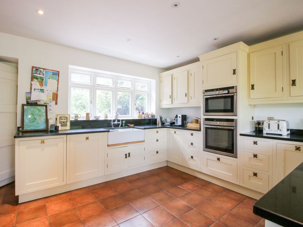 A kitchen with cabinets, sink, and appliances at Uplands House in Ledbury