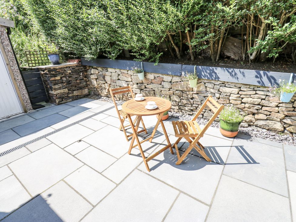 A garden with a table and chairs at Little Birchinlea in Glossop