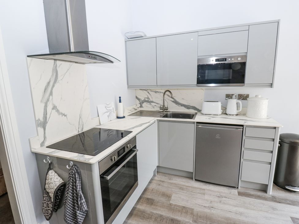 A kitchen with appliances and cabinetry at Little Birchinlea in Glossop