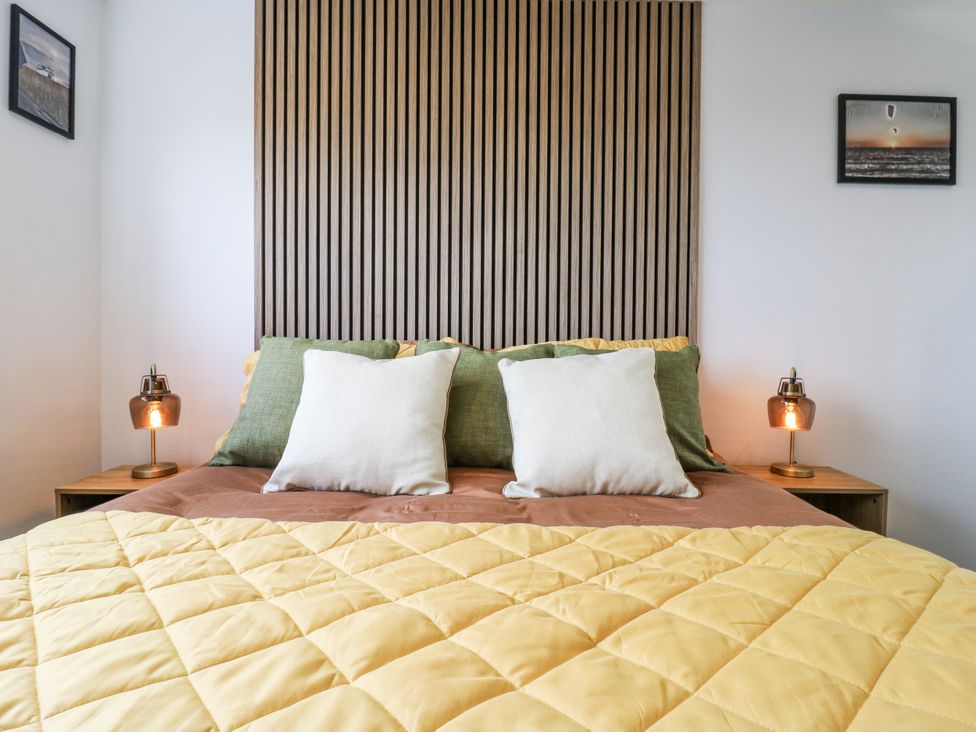 A bedroom with a bed and bedside lamps at Flat 4 in Hythe