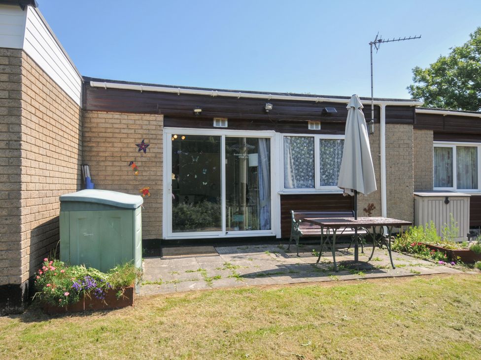 A garden with a table and chairs at 13 Hillside Bude