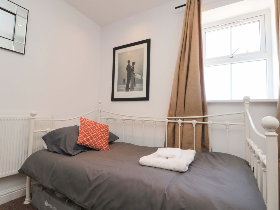 A bedroom with a single bed and a window at Farriers Cottage in Bridlington