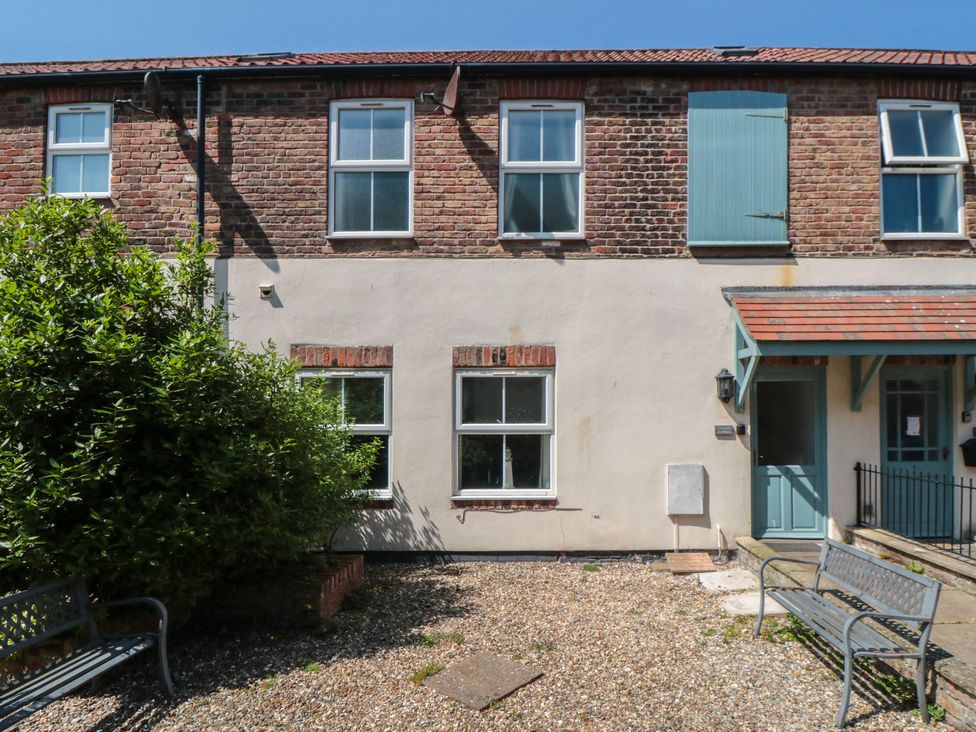 A front view of a house with windows and a door at 2 Londesborough Mews Bridlington