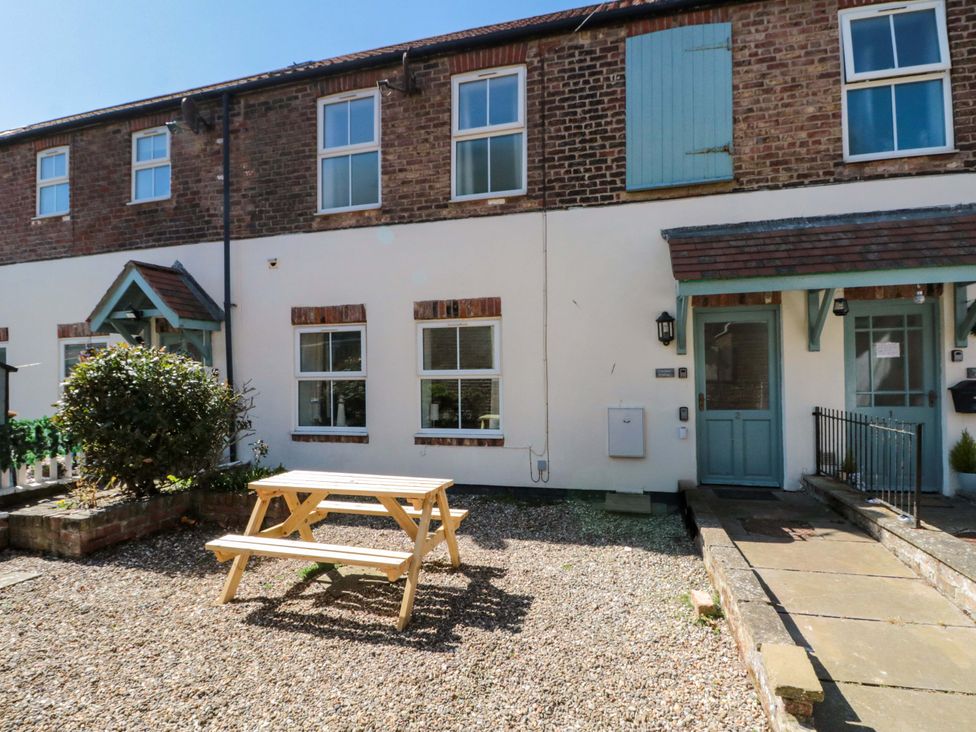 A house with a picnic table in the garden at Chestnut Cottage in Bridlington