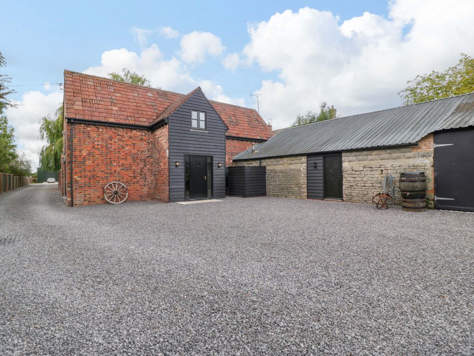An outdoor area with buildings and gravel at The Sty in Shades Farm near Malmesbury