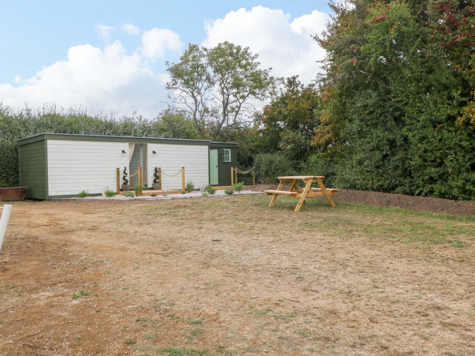 An outdoor area with a shed and picnic table at Bell 1 near Shades Farm near Malmesbury