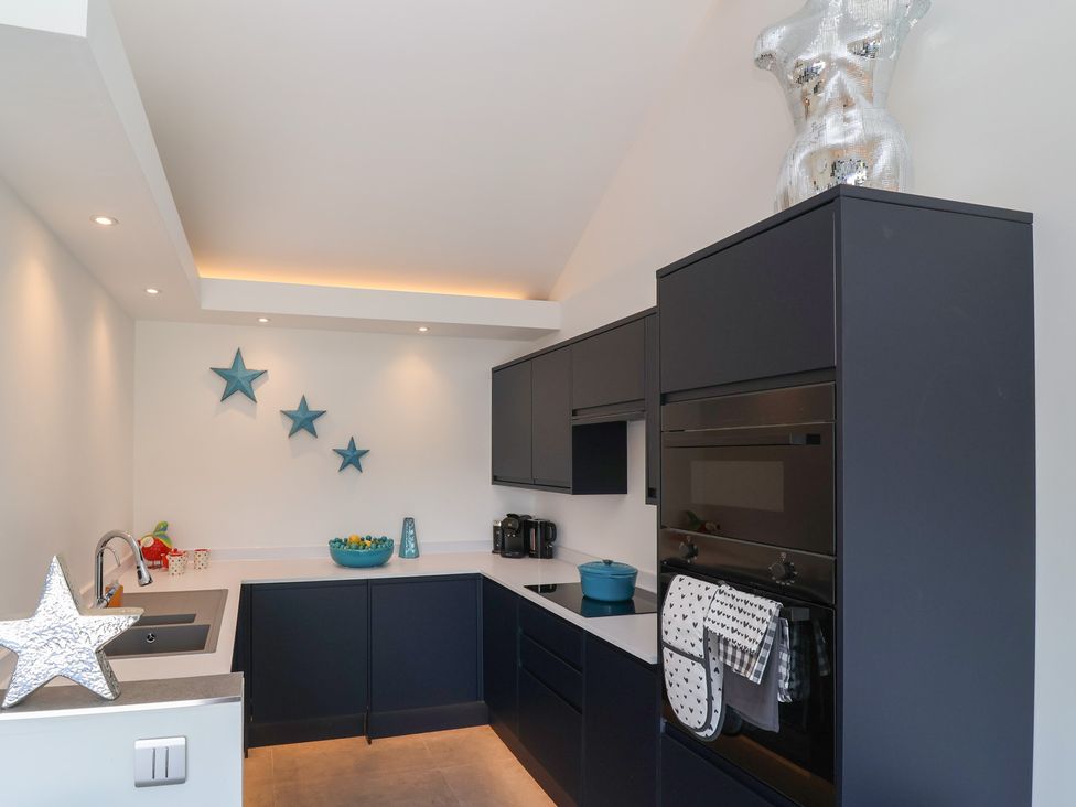 A kitchen with cabinets, appliances, and decorative elements at Noflash Malpal in Bristol
