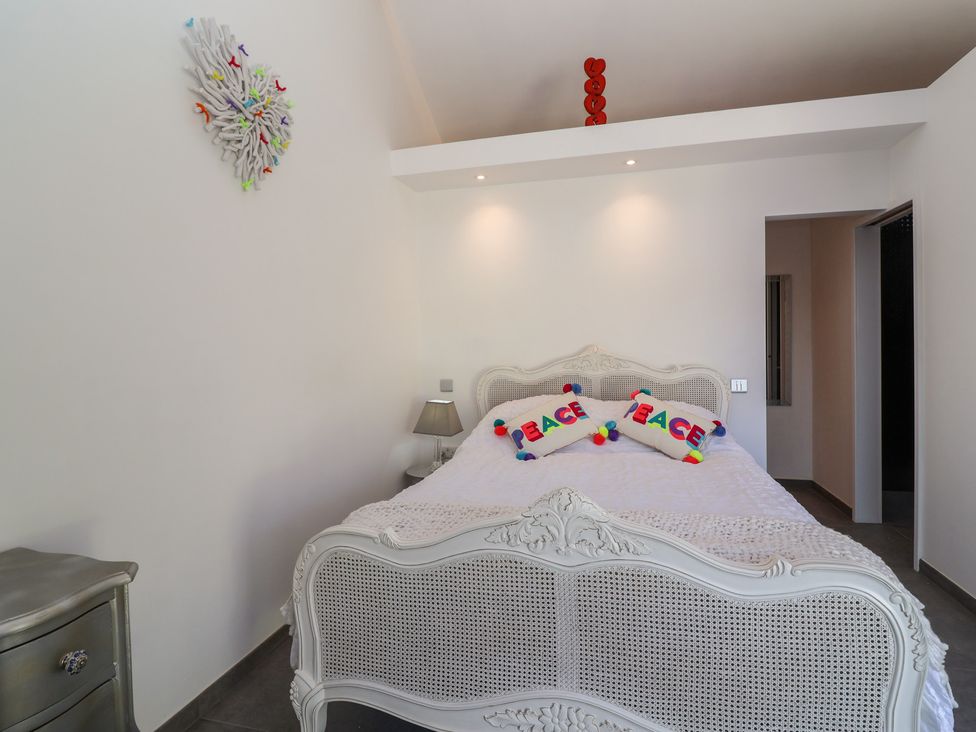 A bedroom with a bed and decorative items at Noflash Malpal in Bristol