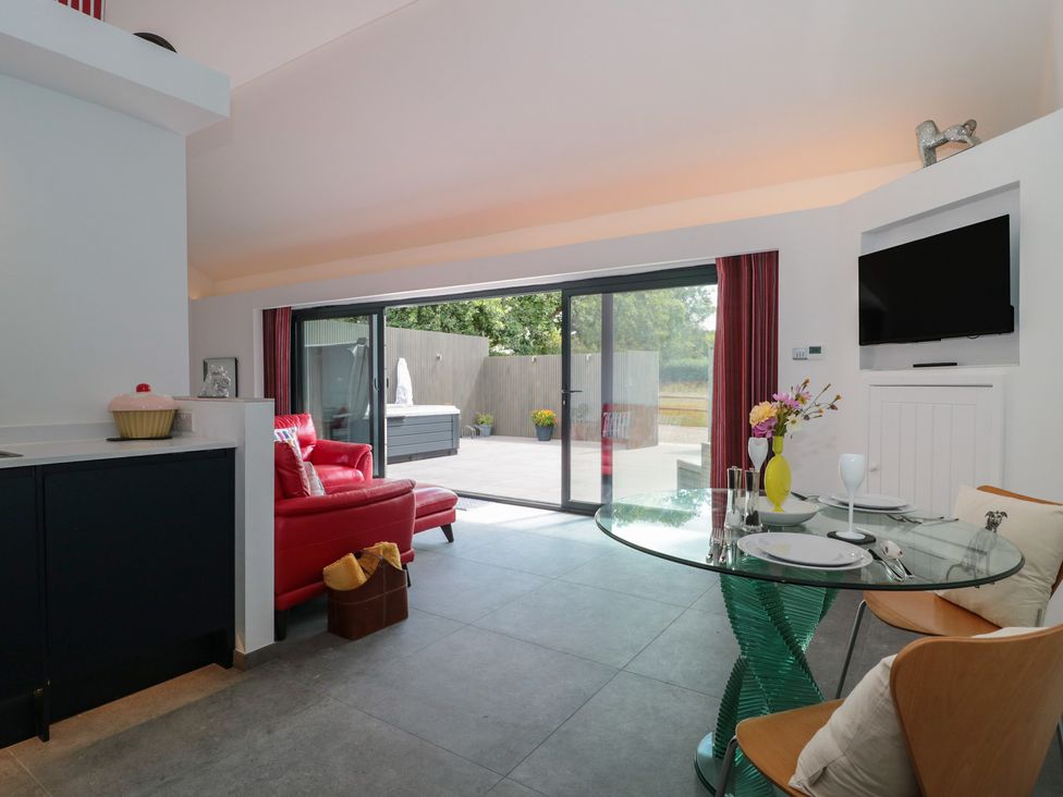 A living room with a dining area at Noflash Malpal in Bishop Sutton