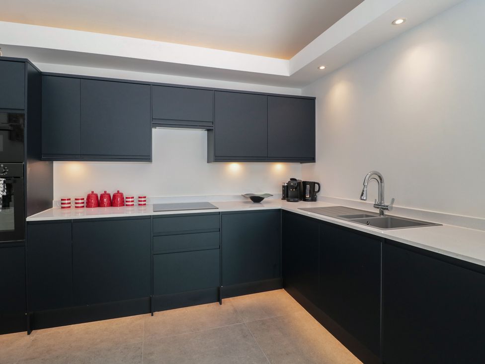 A kitchen with cabinets, sink, and appliances at Noflash Malpal in Bishop Sutton
