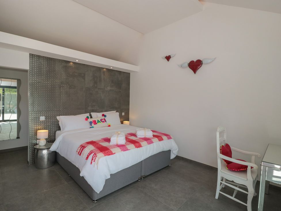 A bedroom with a bed and bedside table at Noflash Malpal in Bishop Sutton