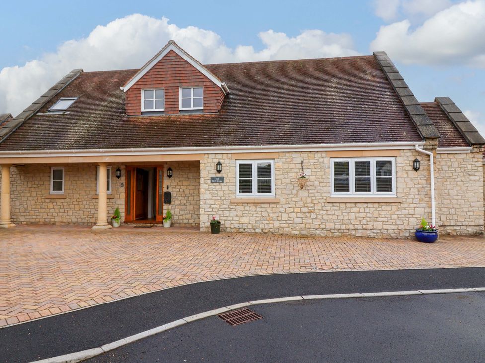 A house with a driveway at The Mill House in Glastonbury