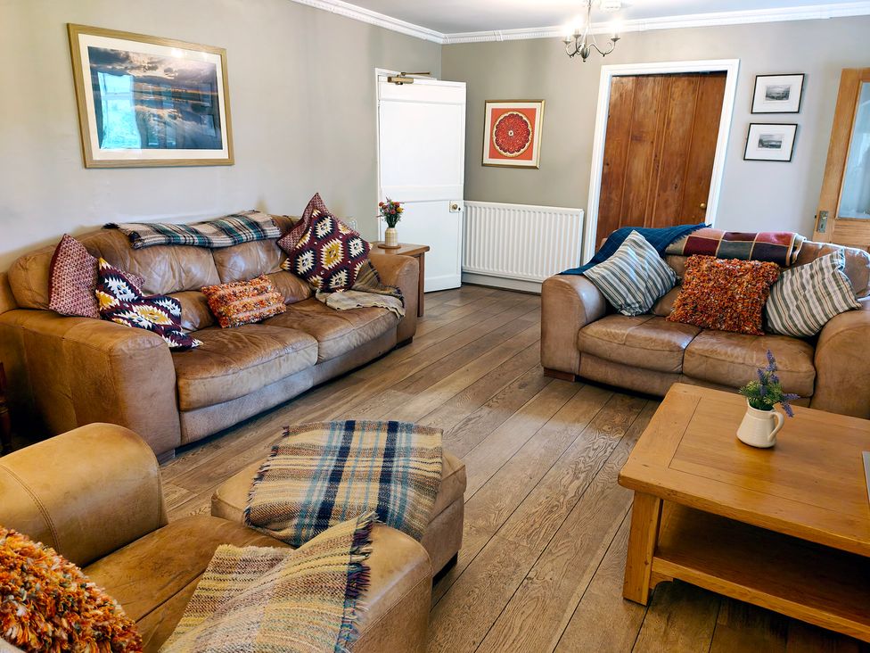 A living room with sofas and a coffee table at Bush Nook House in Brampton