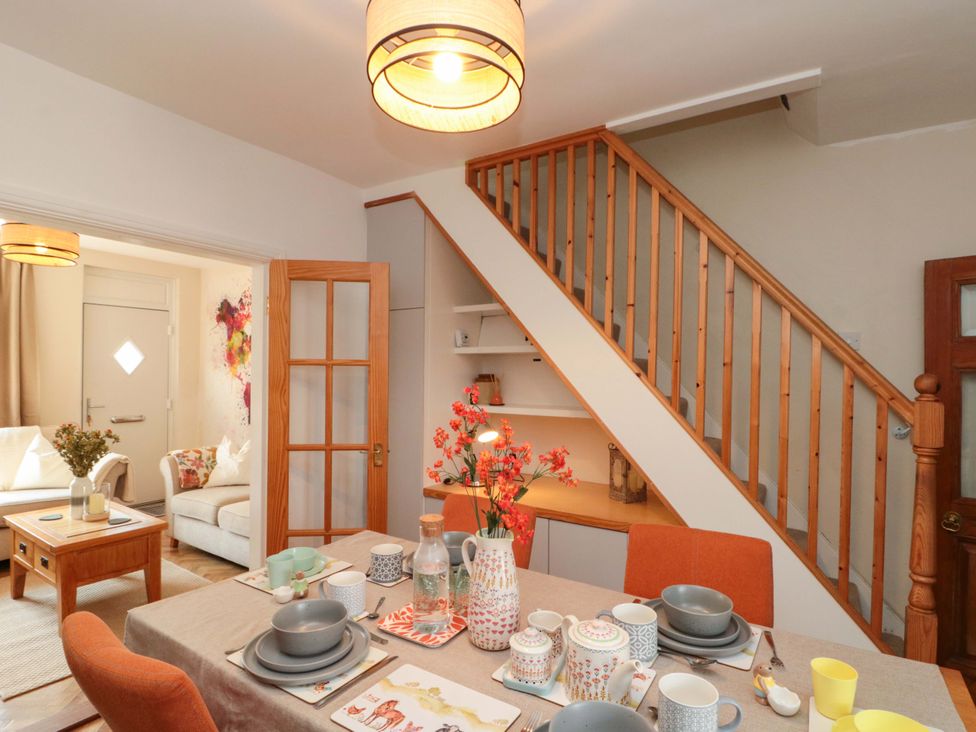 A dining room with a table and chairs at Moot Cottage in Driffield