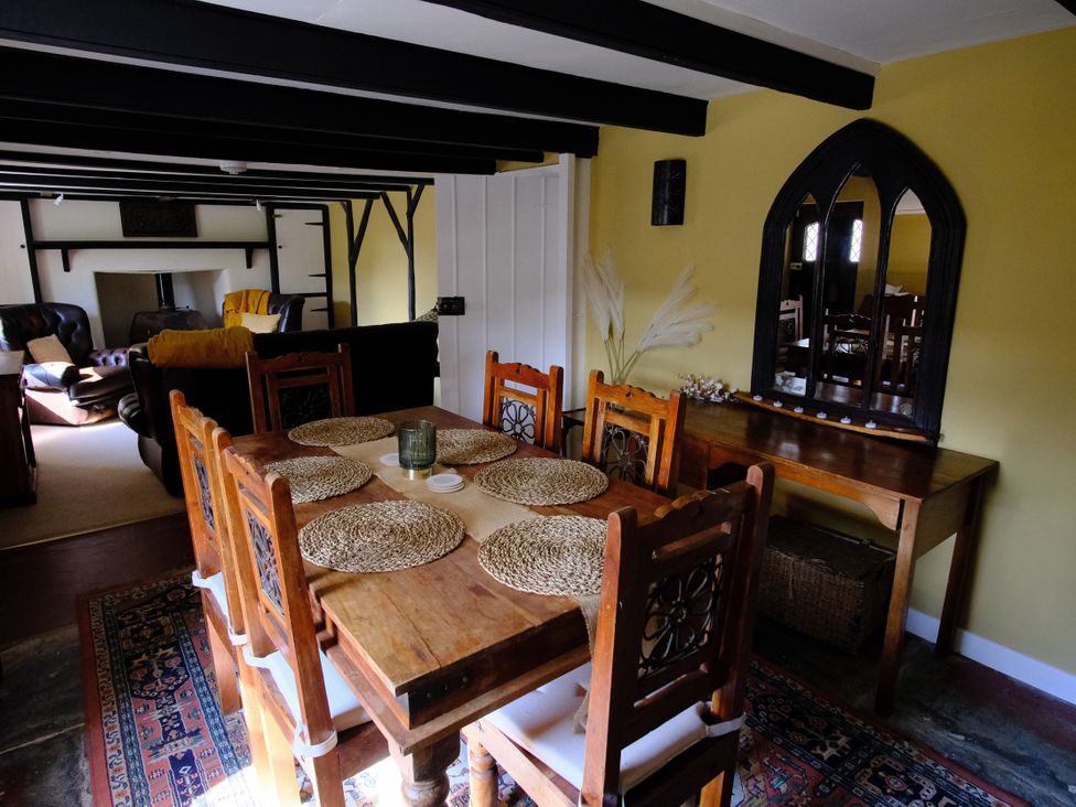 A dining room with a table and chairs at Sunnybrae Cottage in Tintagel