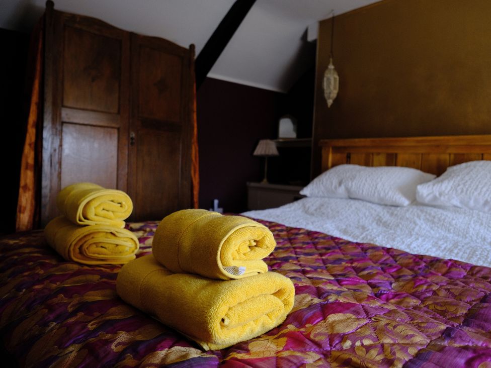 A bedroom featuring towels on a bed at Sunnybrae Cottage in Tintagel