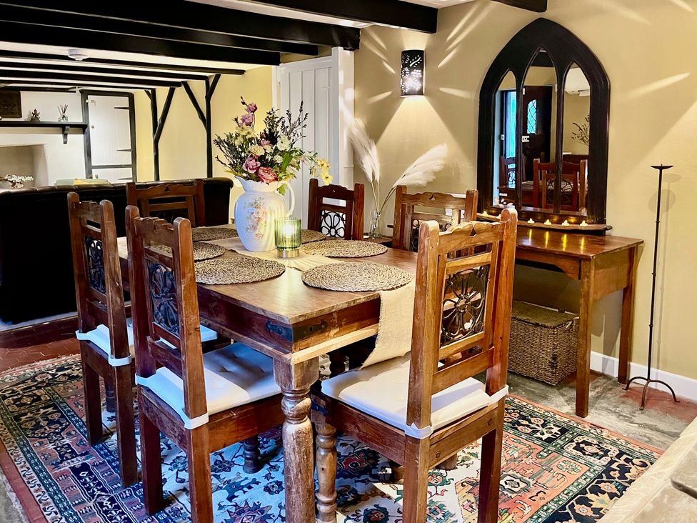 A dining room with a table and chairs at Sunnybrae Cottage in Tintagel