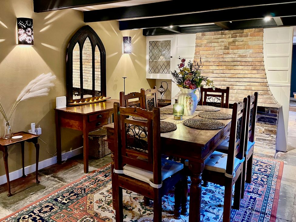 A dining room with a table and chairs at Sunnybrae Cottage in Tintagel