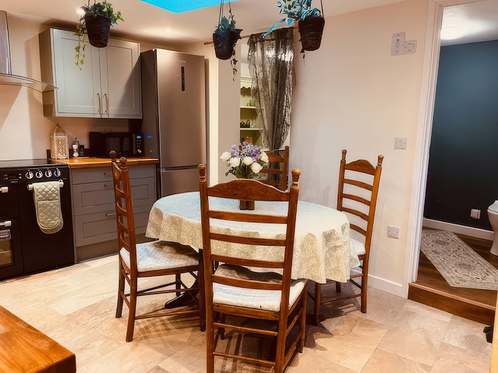 A dining room with a table and chairs at Sunnybrae Cottage in Tintagel