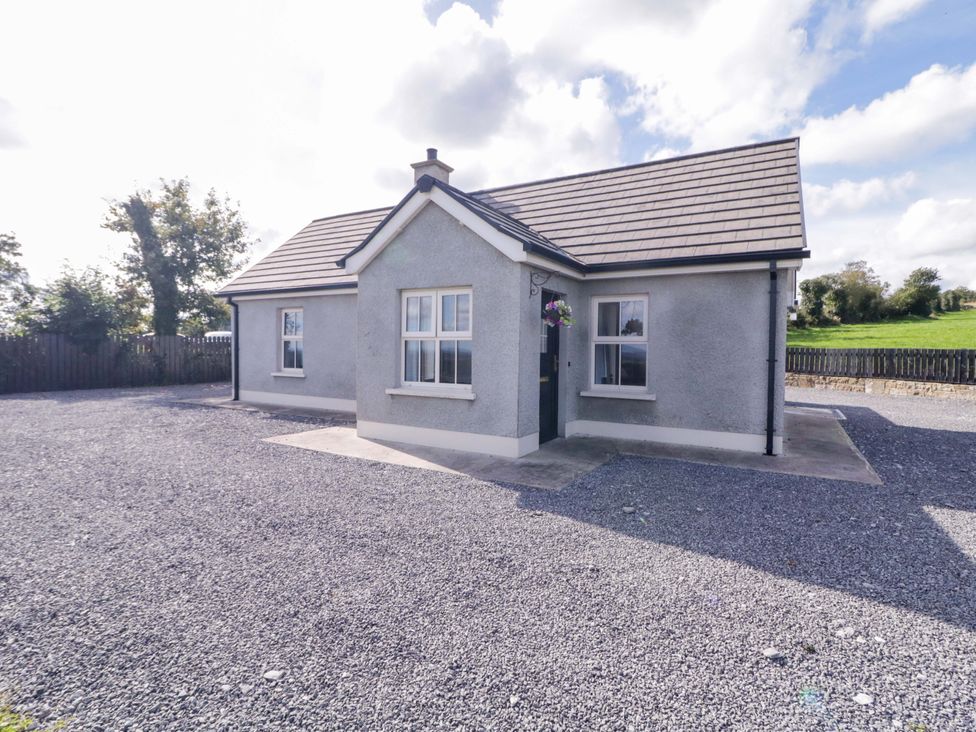 A house with a gravel driveway at Molly's Cottage in Enniskillen