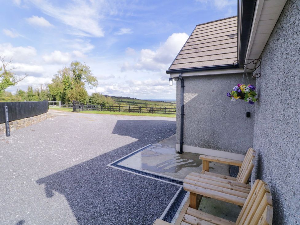 An outdoor seating area with a gravel surface at Molly's Cottage in Enniskillen