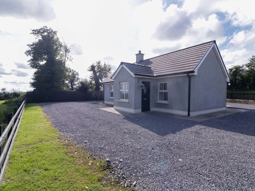 A house with a gravel driveway at Molly's Cottage Enniskillen