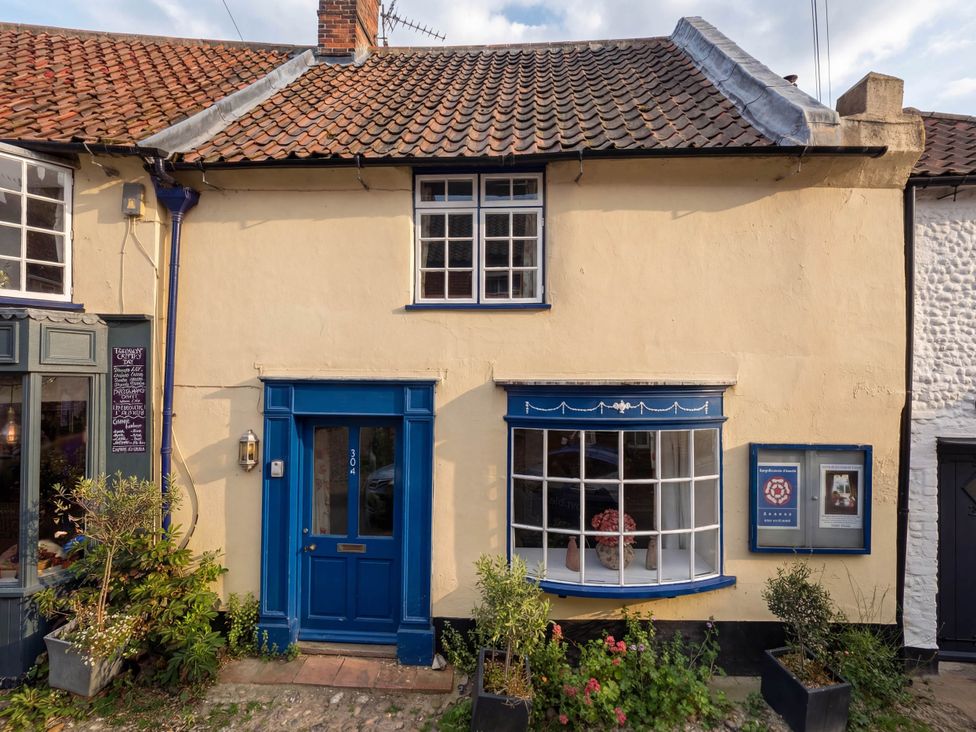 A house with a blue door and window at The Bittern in Blakeney, Norfolk