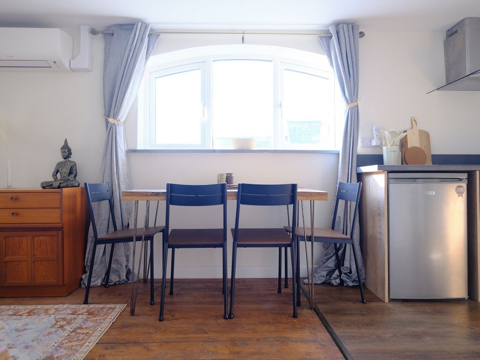 A dining room with a table and chairs at The Hideaway in Tintagel