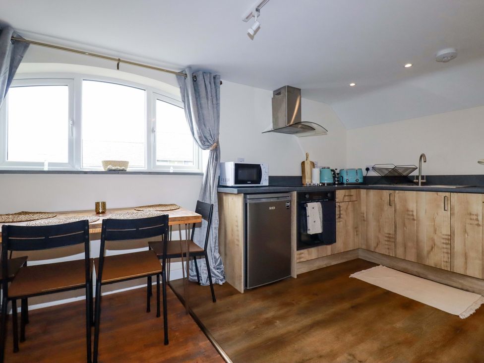 A kitchen with table and chairs at The Hideaway in Tintagel