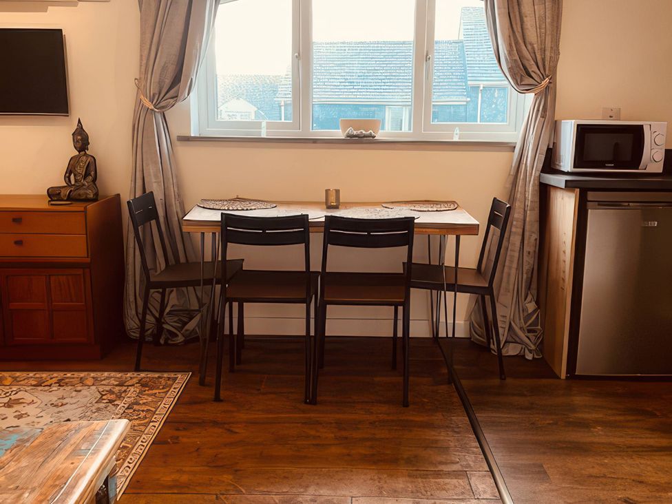 A dining room with a table and chairs at The Hideaway in Tintagel