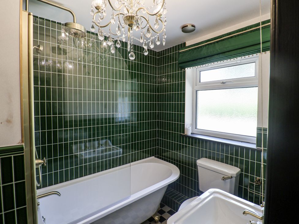 A bathroom with bathtub and toilet at Annexe, Colchester