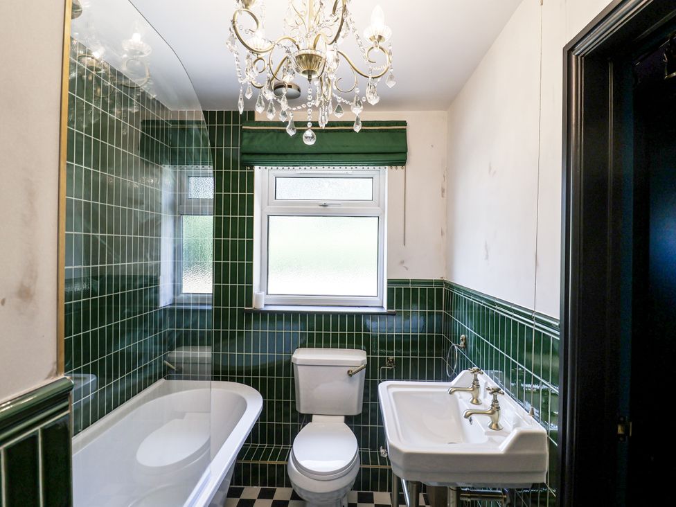 A bathroom with a bathtub, toilet, and sink at Annexe Colchester