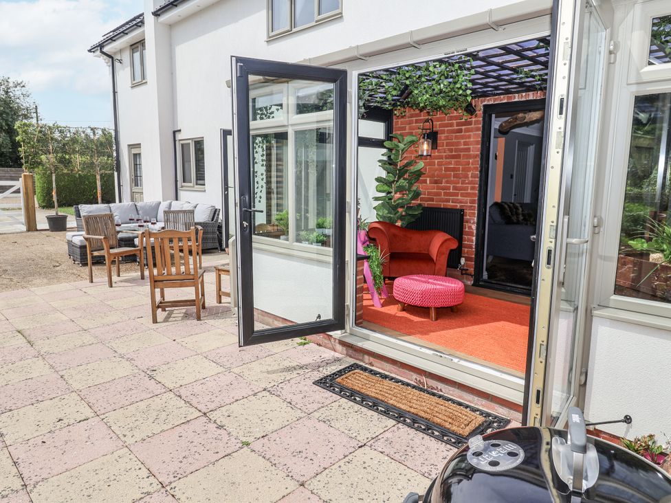 An outdoor seating area with chairs and a table at Annexe East End near Brantham