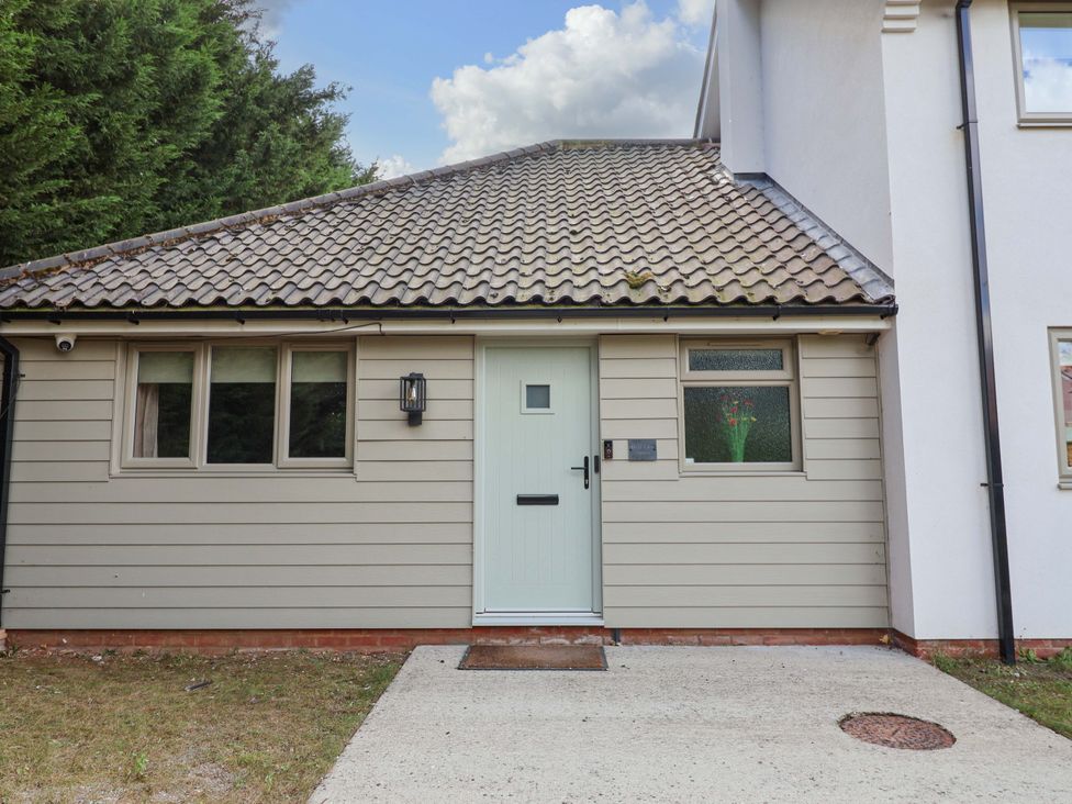 An exterior of a house with a door and windows at Annexe in East End near Brantham