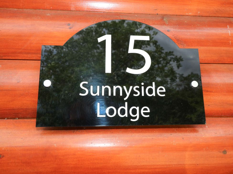 A sign displaying number 15 and the name Sunnyside Lodge