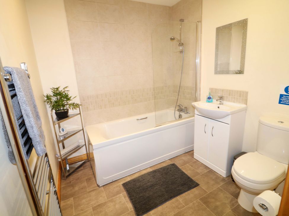 A bathroom with a bathtub, sink, and toilet at Sunnyside Lodge in Thorpe-On-The-Hill