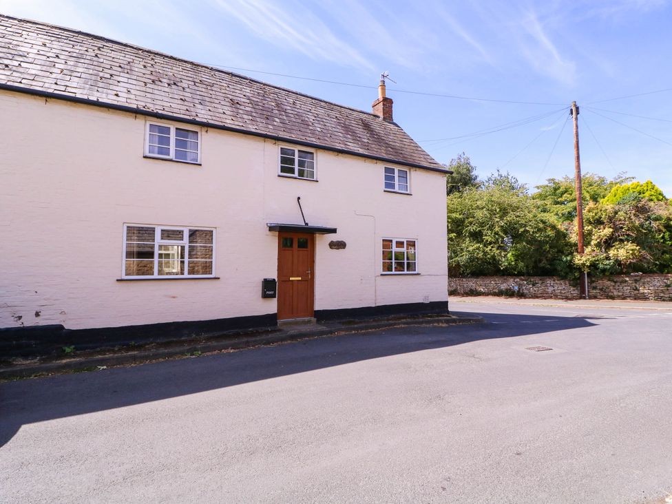 A house with windows and a door at Vine Cottage in Cheltenham