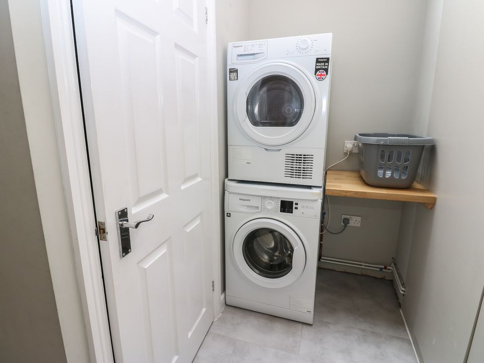 A laundry room with a washing machine and dryer at Hampton House in St. Bees