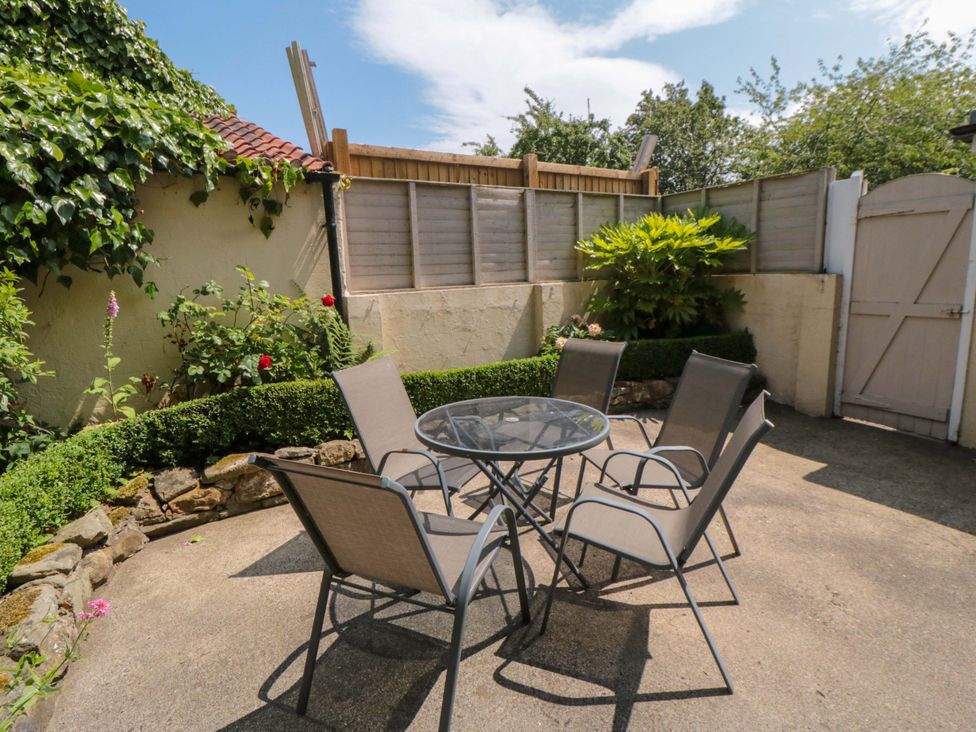 A garden with a table and chairs at Scalby Grove Cottage in Scalby