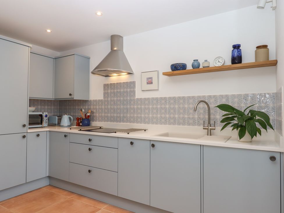 A kitchen with cabinets, sink, and appliances at Jams in Lympstone