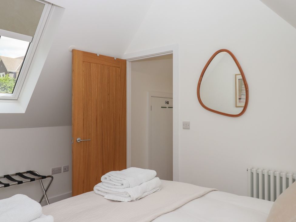 A bedroom with towels on a bed at Jams in Lympstone