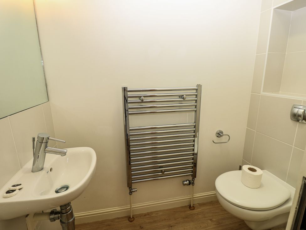 A bathroom with sink, towel rail and toilet at Vermont 4 in Yarmouth