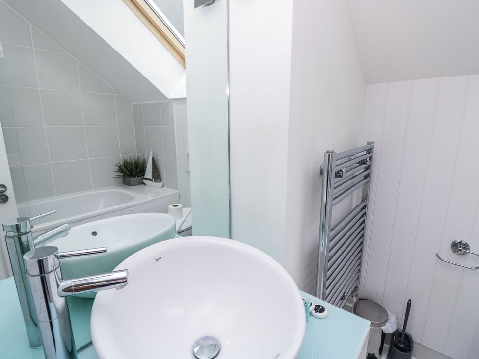 A bathroom with a sink and bathtub at Vermont 4 in Yarmouth