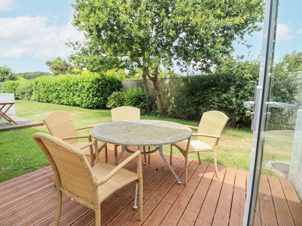 A garden with a table and chairs at Vermont 4 in Yarmouth