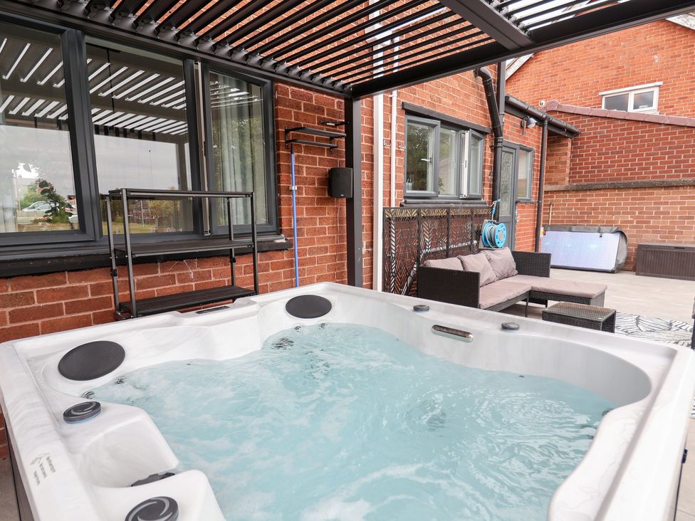 A hot tub with outdoor furniture and windows at Melody Place in Chester