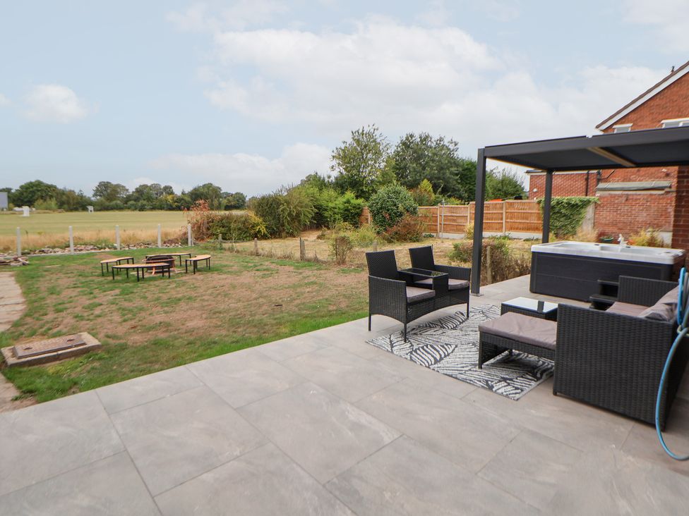 A garden with chairs and a table at Melody Place in Chester
