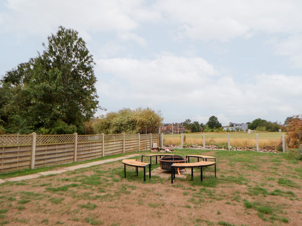 A garden with a fire pit and seating area at Melody Place in Chester